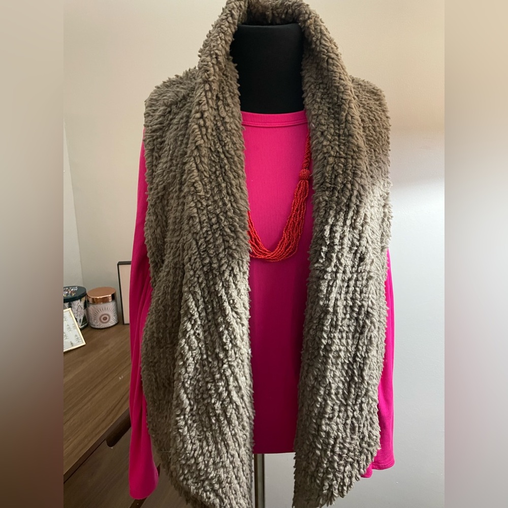Warm vest shawl with pockets!